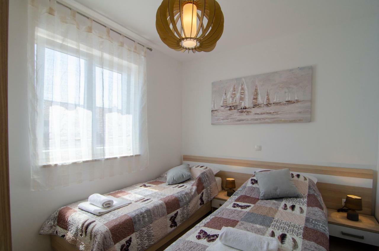 Apartments Sara โบล ภายนอก รูปภาพ