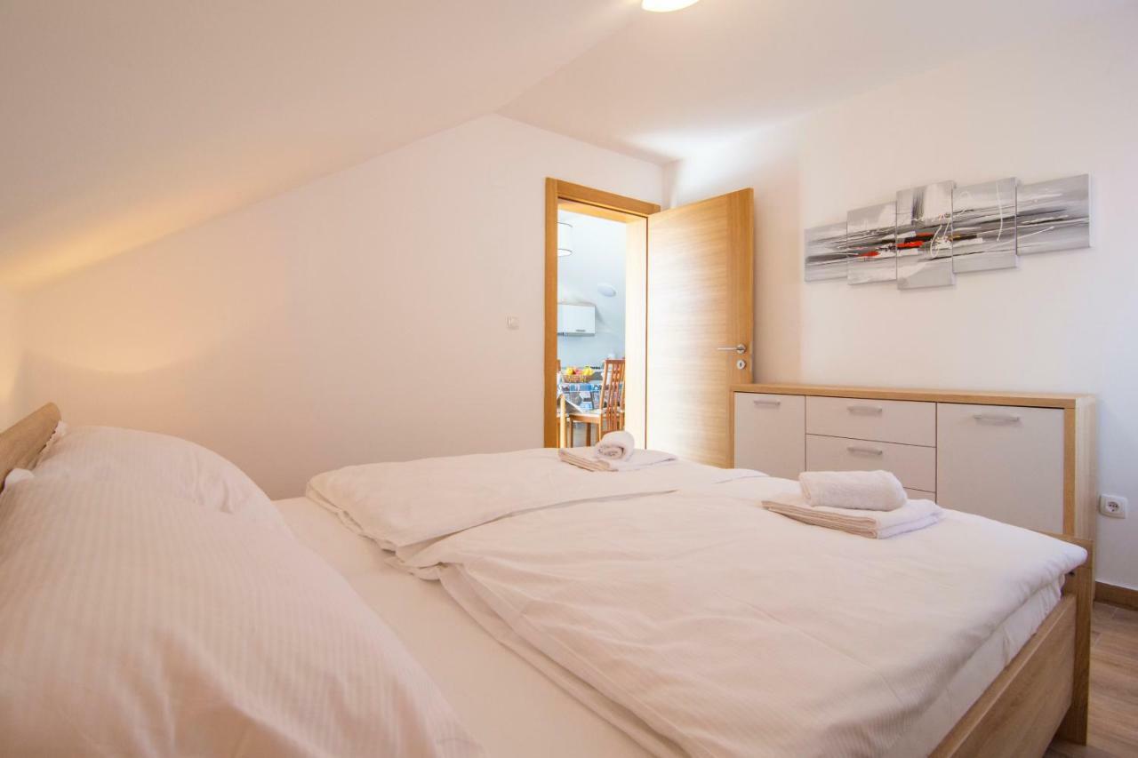 Apartments Sara โบล ภายนอก รูปภาพ